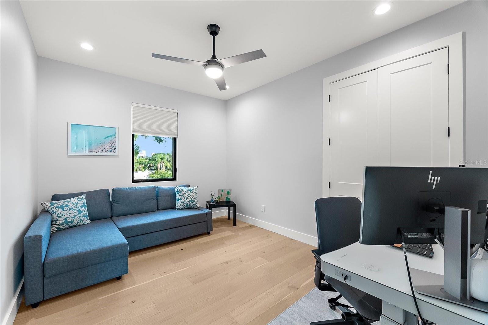 Listing photo id 49 for 2707 Ridgewood Avenue