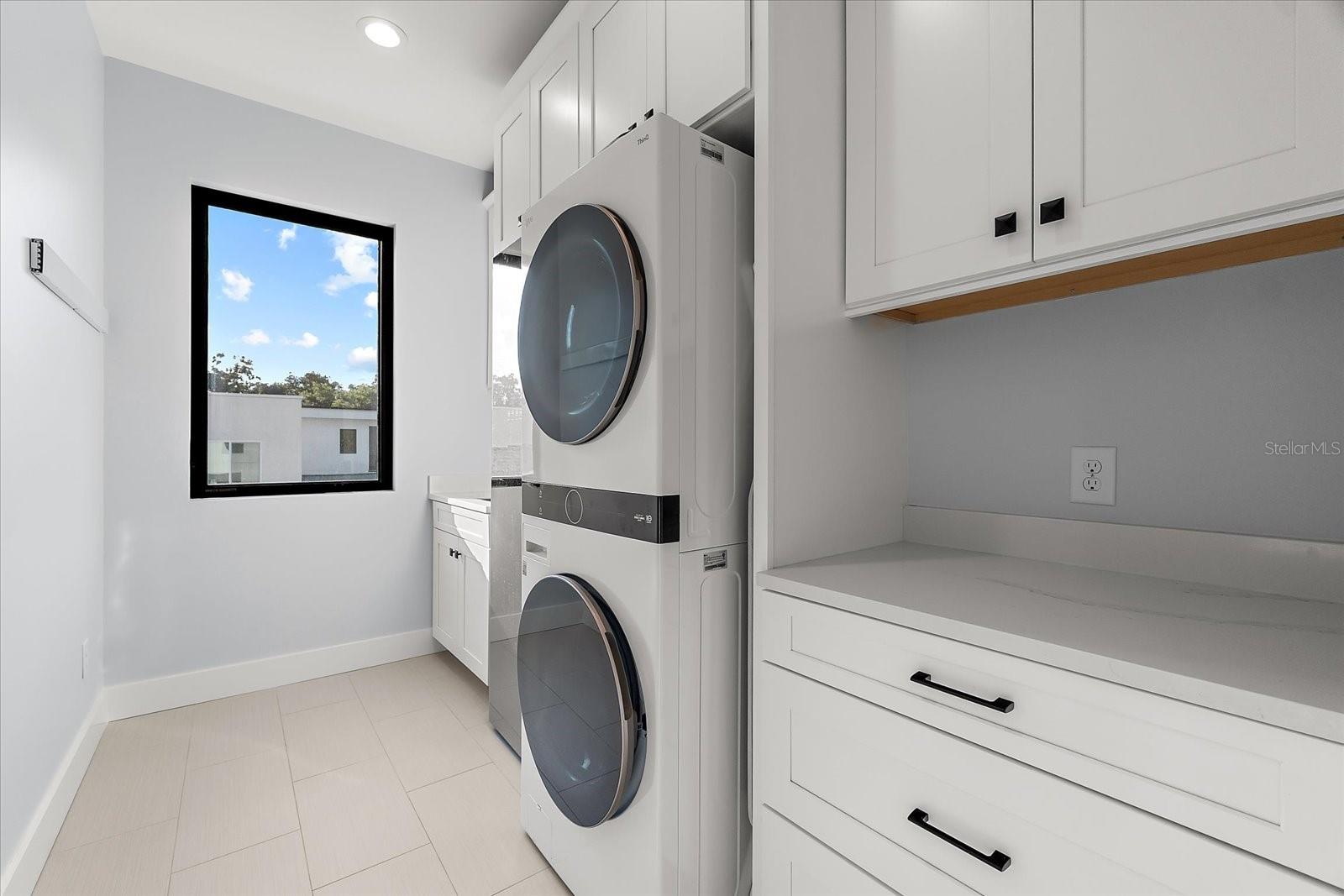 Listing photo id 50 for 2707 Ridgewood Avenue