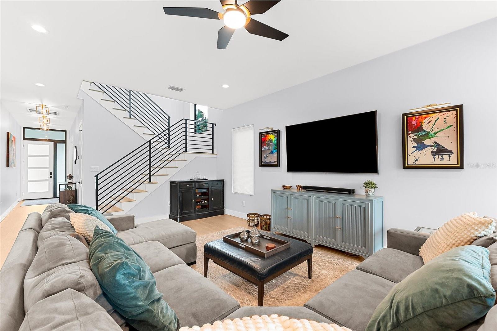 Listing photo id 4 for 2707 Ridgewood Avenue