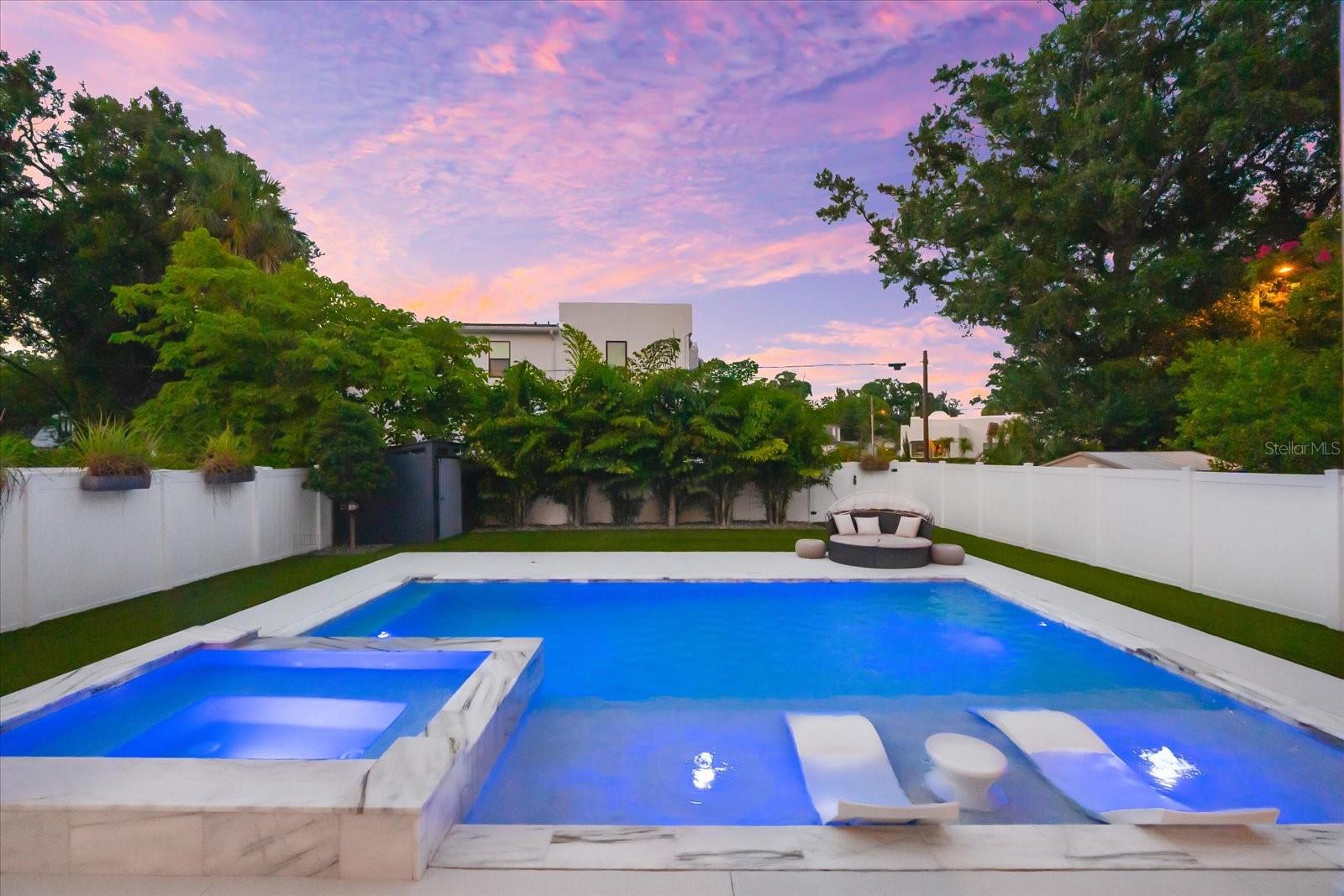 Listing photo id 70 for 2707 Ridgewood Avenue