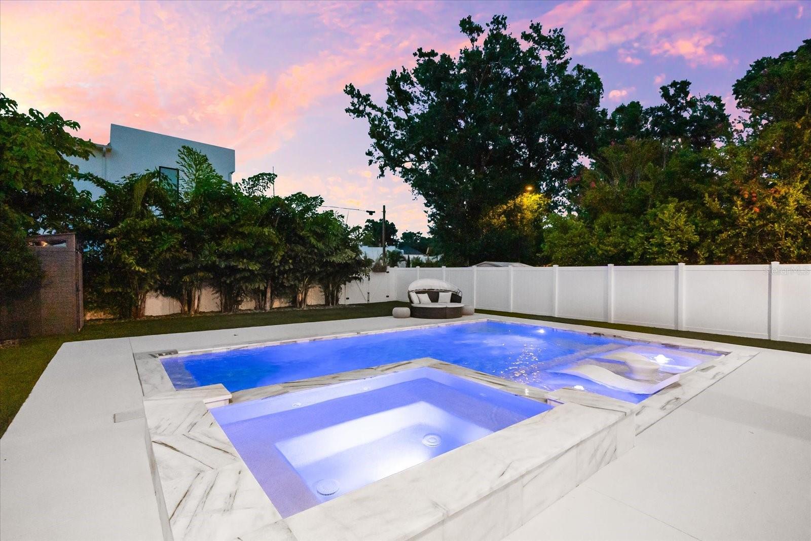 Listing photo id 77 for 2707 Ridgewood Avenue