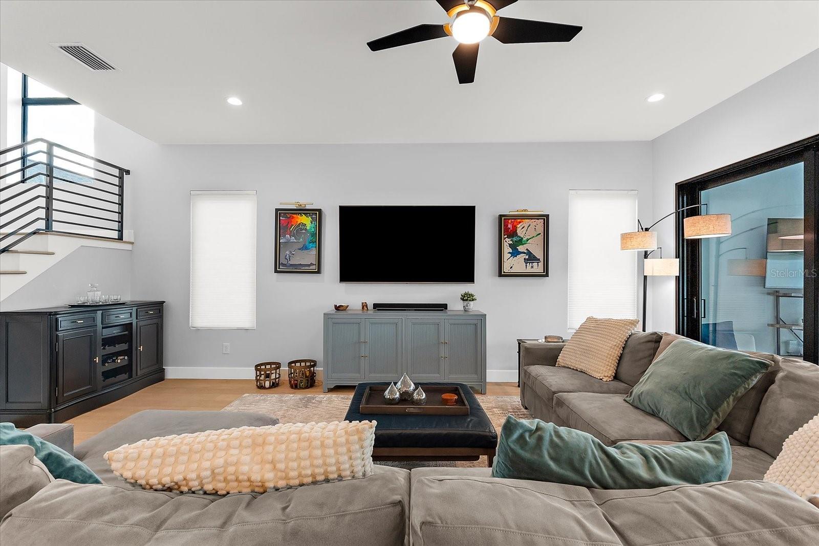 Listing photo id 6 for 2707 Ridgewood Avenue