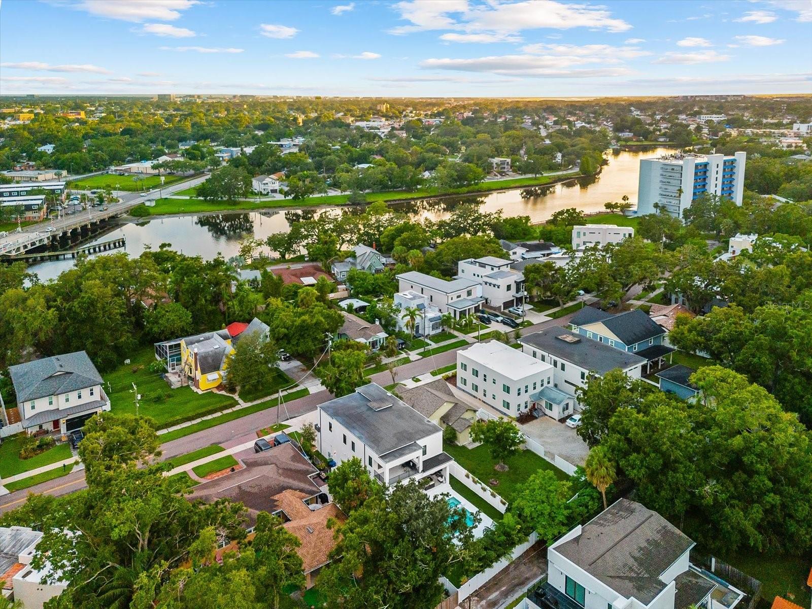 Listing photo id 79 for 2707 Ridgewood Avenue