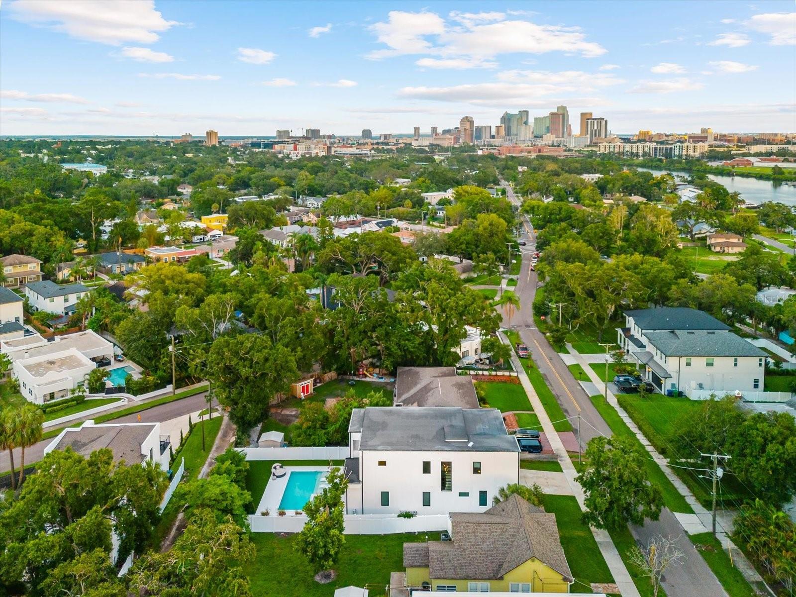 Listing photo id 81 for 2707 Ridgewood Avenue