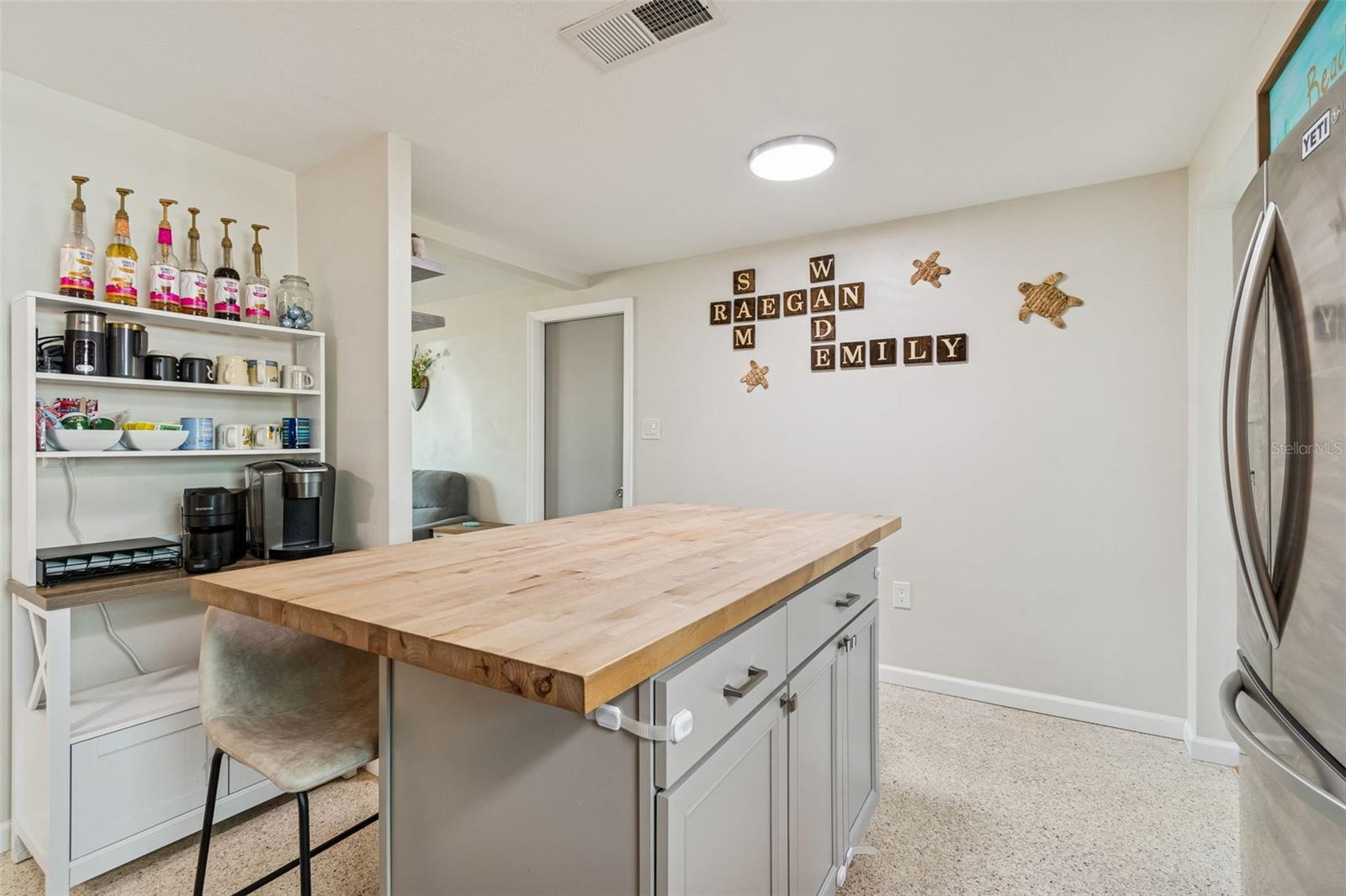 Listing photo id 11 for 5945 62nd Avenue N