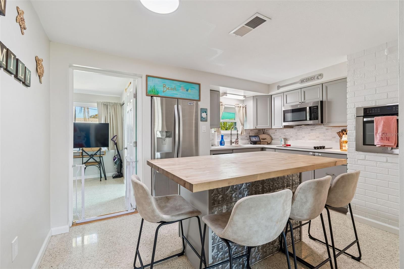 Listing photo id 13 for 5945 62nd Avenue N