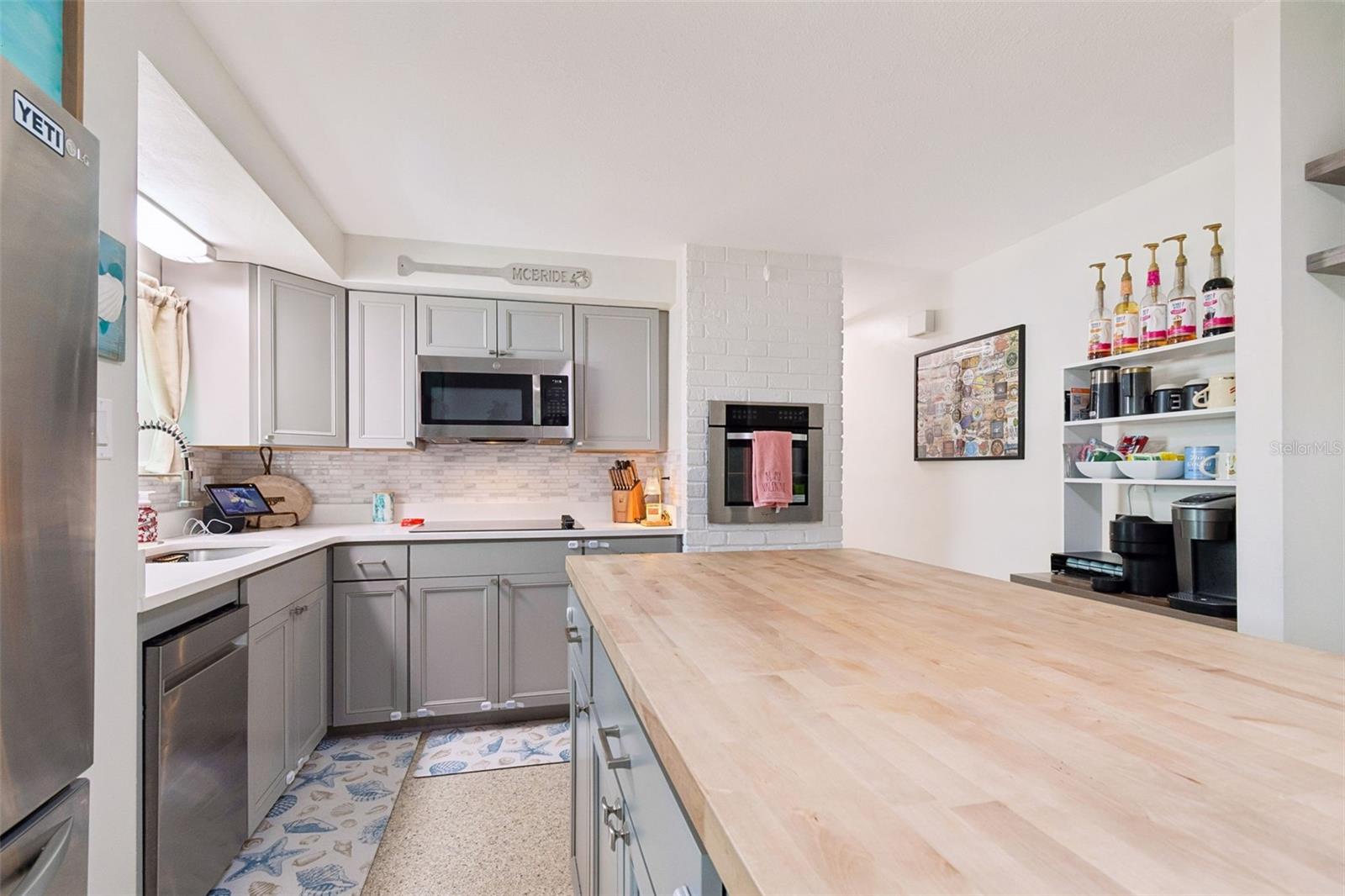 Listing photo id 0 for 5945 62nd Avenue N