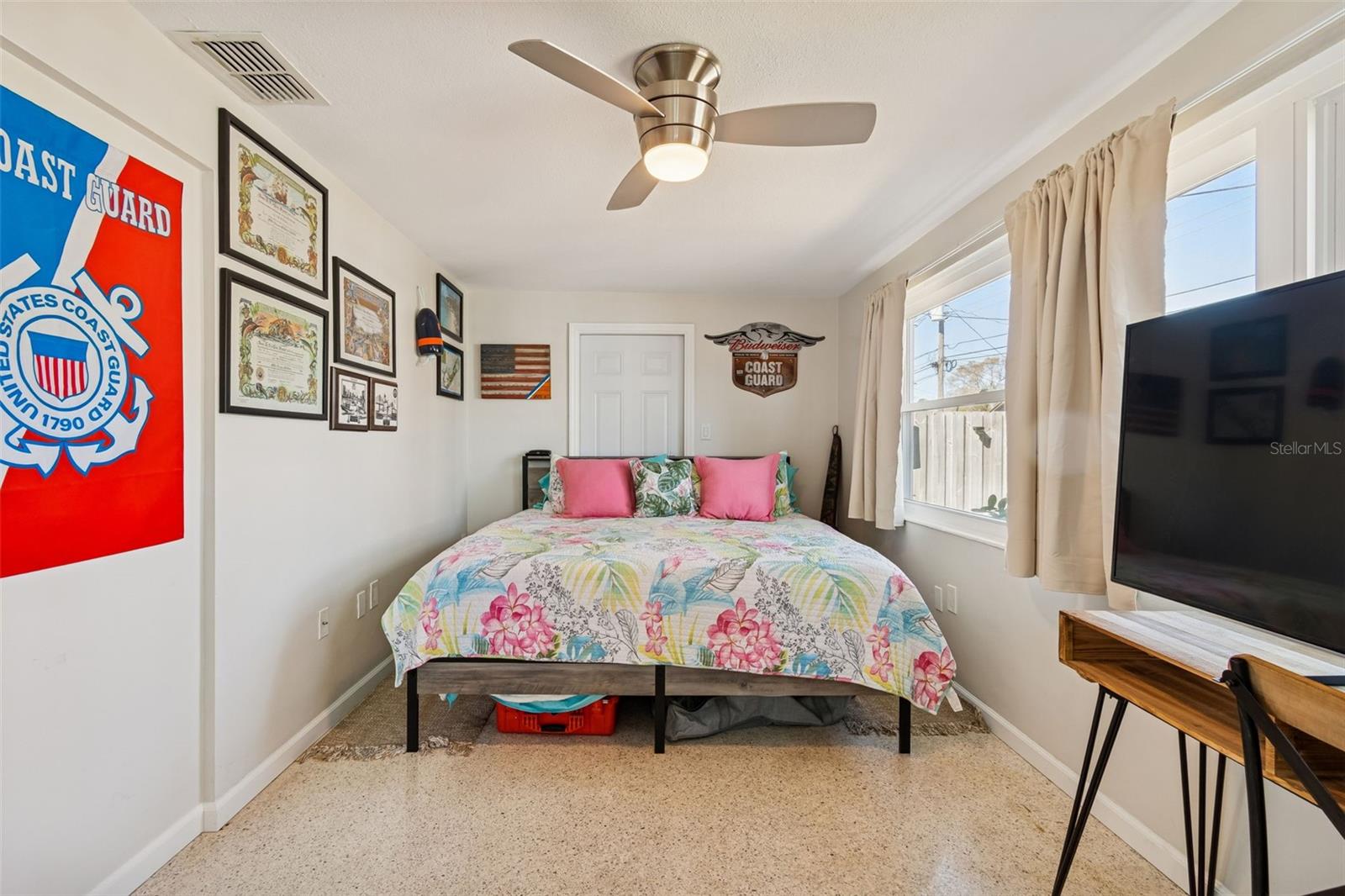 Listing photo id 2 for 5945 62nd Avenue N