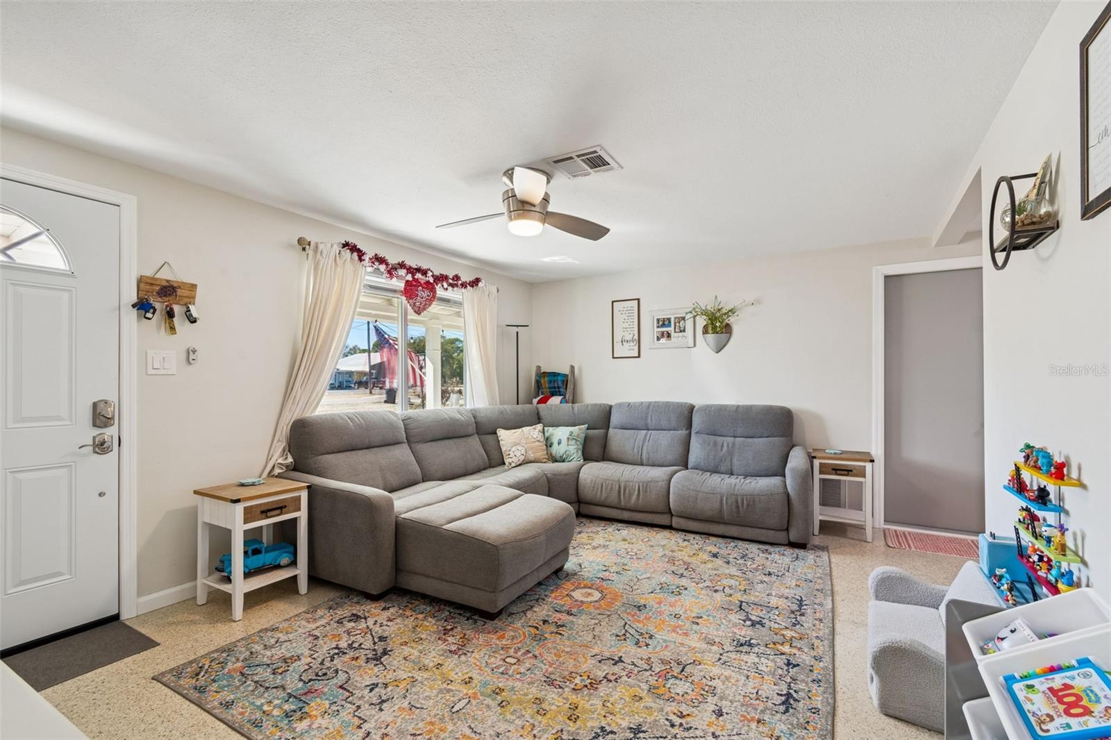 Listing photo id 7 for 5945 62nd Avenue N