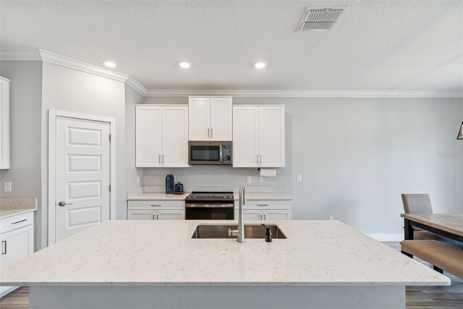 Listing photo id 18 for 9822 Little Bluestem Drive