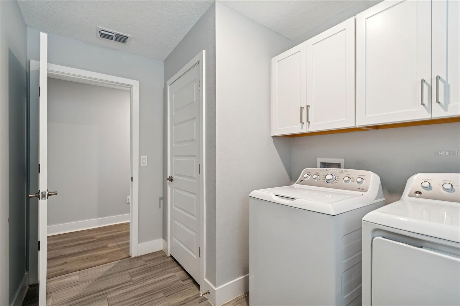 Listing photo id 24 for 9822 Little Bluestem Drive