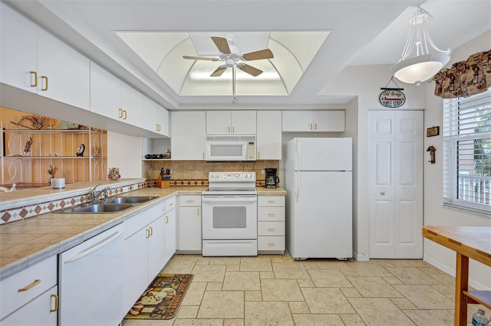 Image 12 of 40 For 6475 Shoreline Drive 5102