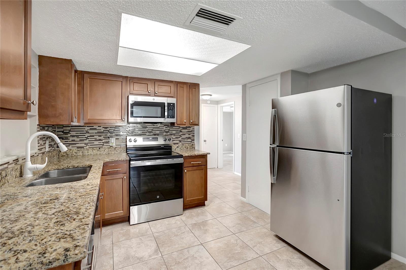 Listing photo id 11 for 7534 Galahad Road