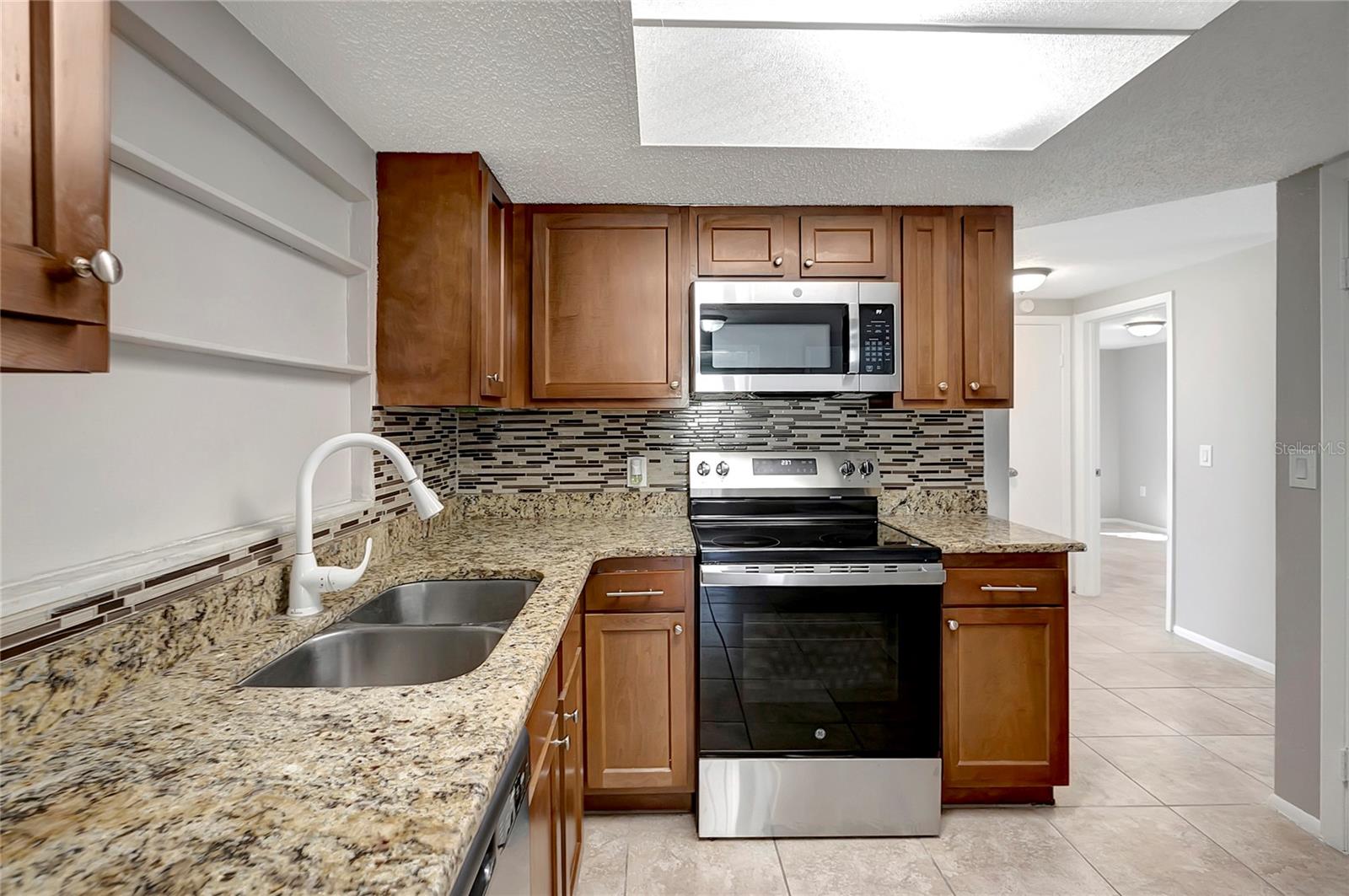 Listing photo id 12 for 7534 Galahad Road