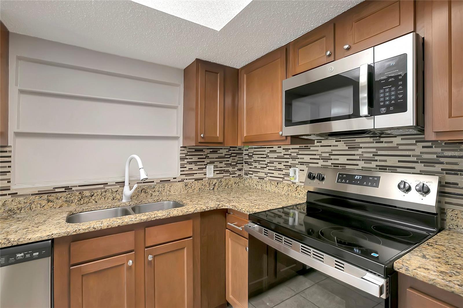 Listing photo id 13 for 7534 Galahad Road