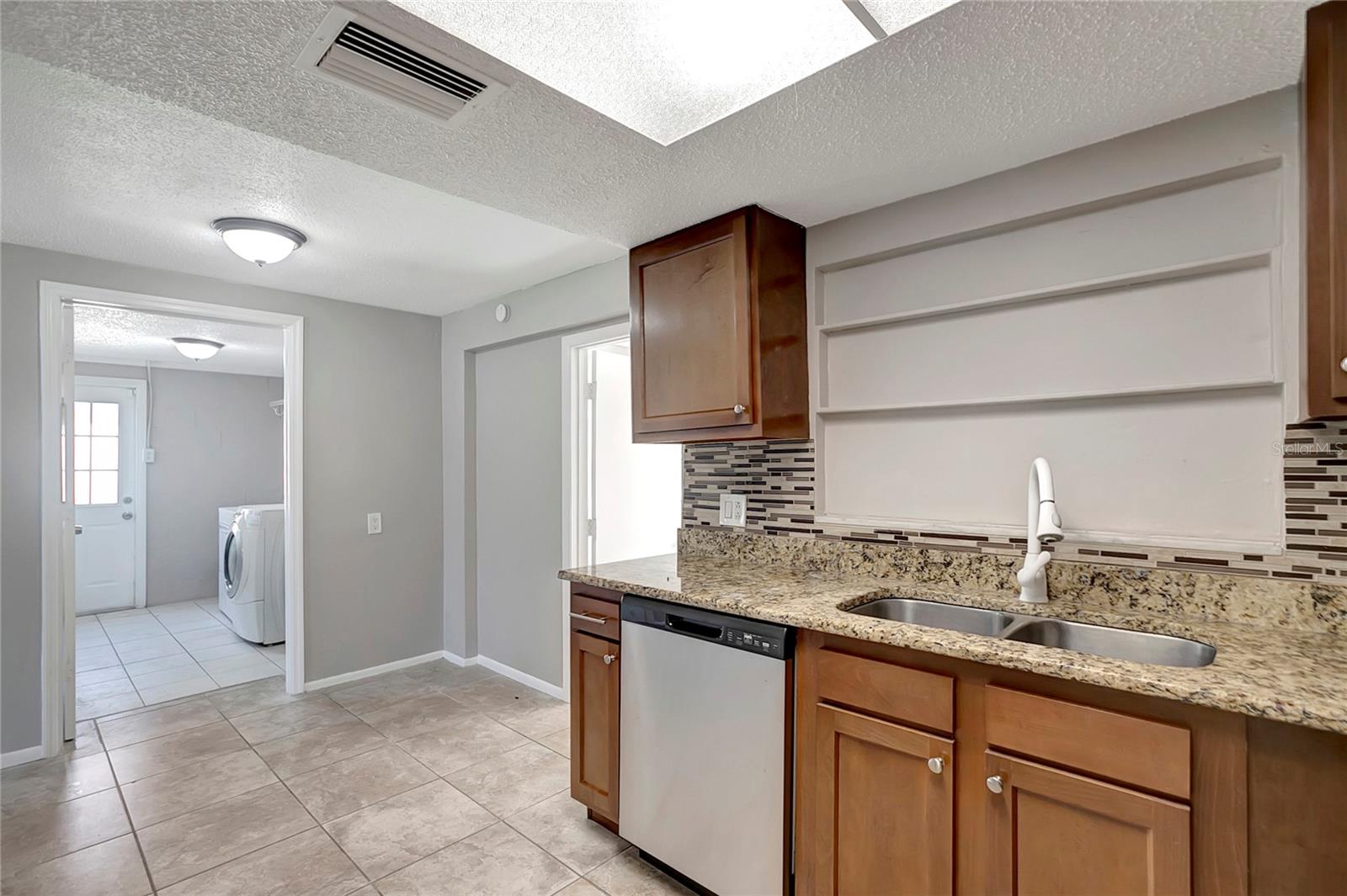 Listing photo id 15 for 7534 Galahad Road