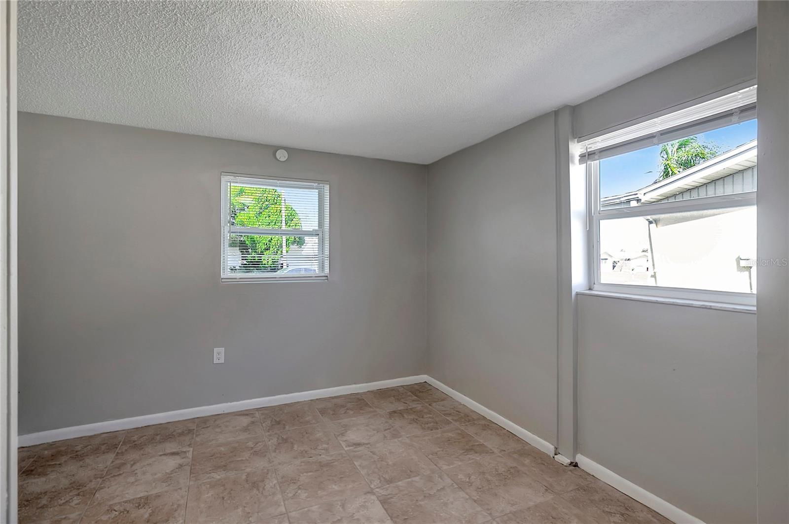 Listing photo id 25 for 7534 Galahad Road