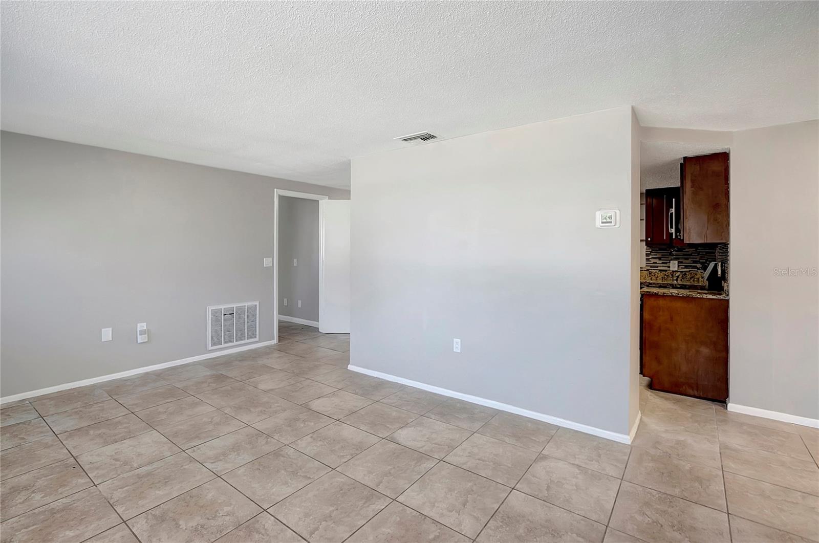 Listing photo id 5 for 7534 Galahad Road