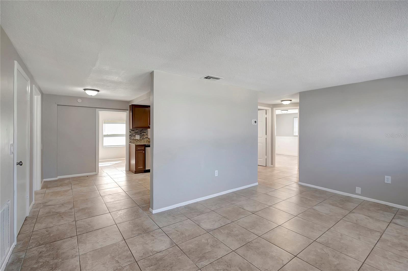 Listing photo id 6 for 7534 Galahad Road