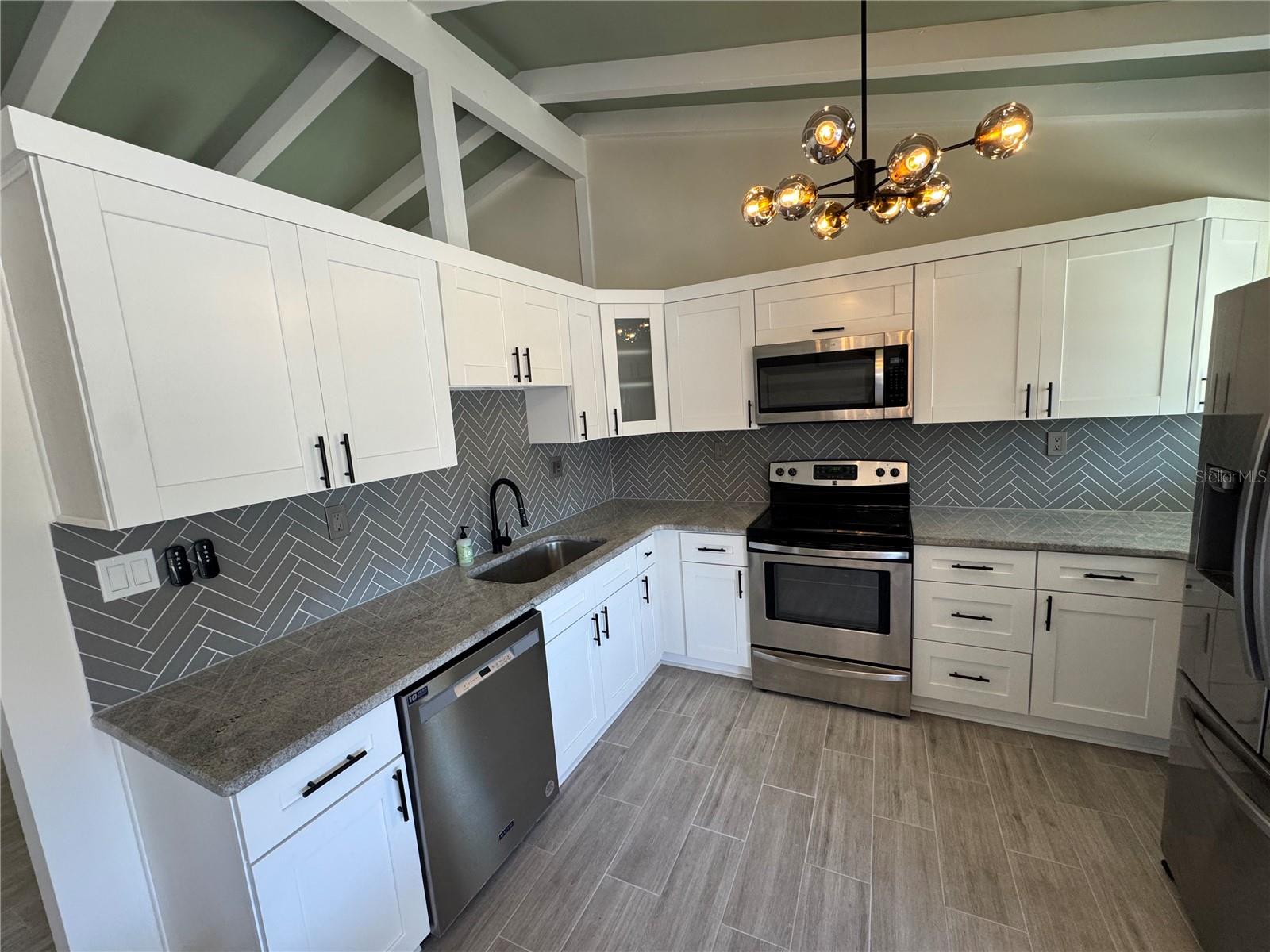 Image 4 of 81 For 1500 Carson Circle Ne