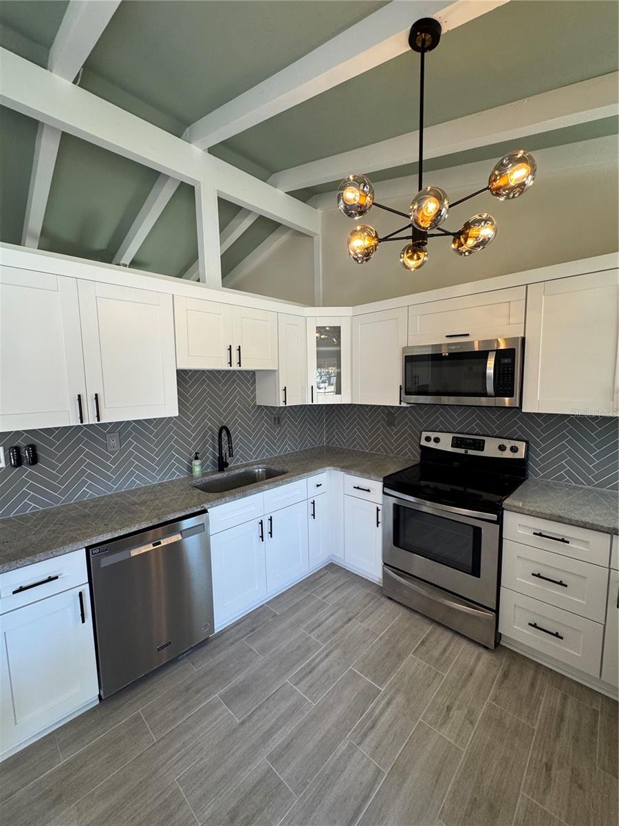 Image 6 of 81 For 1500 Carson Circle Ne