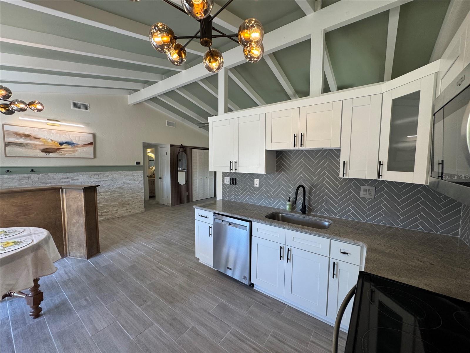 Image 7 of 81 For 1500 Carson Circle Ne