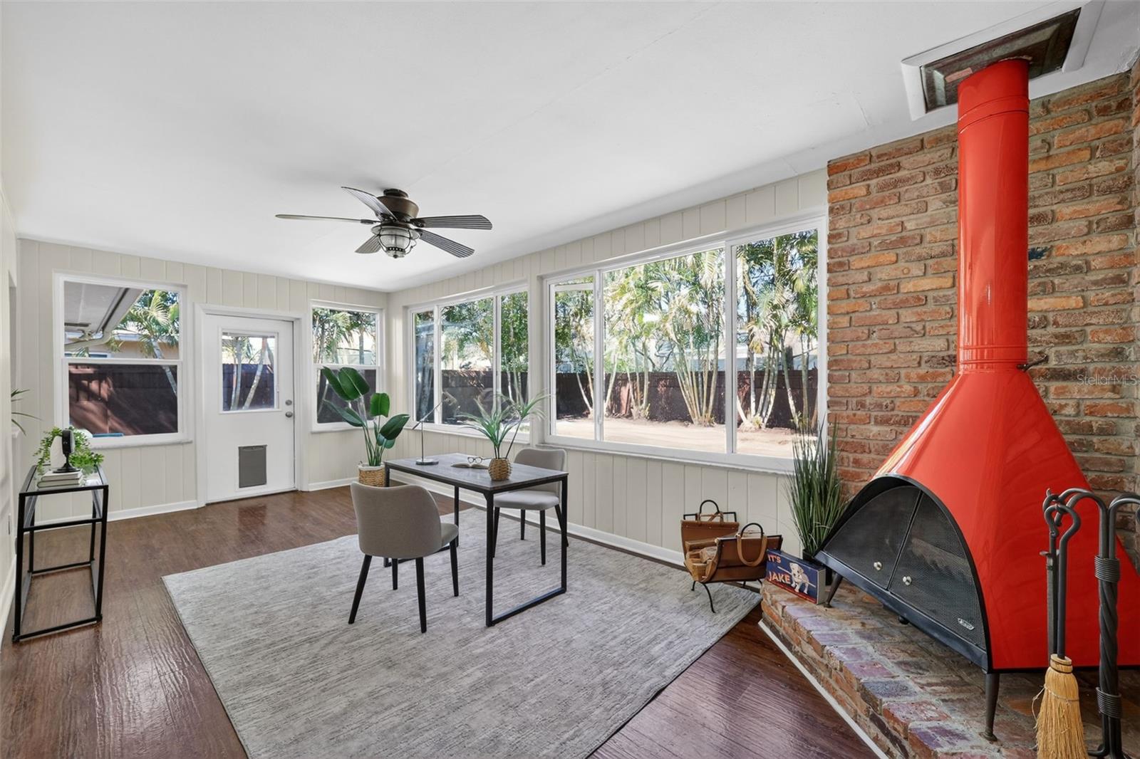 Listing photo id 10 for 2264 St Charles Drive