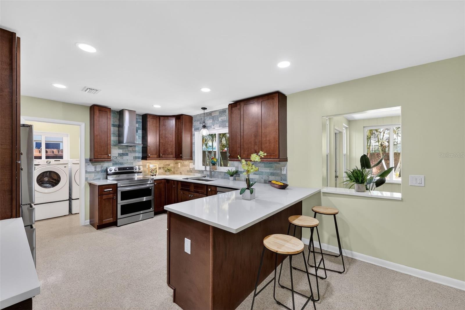 Listing photo id 12 for 2264 St Charles Drive