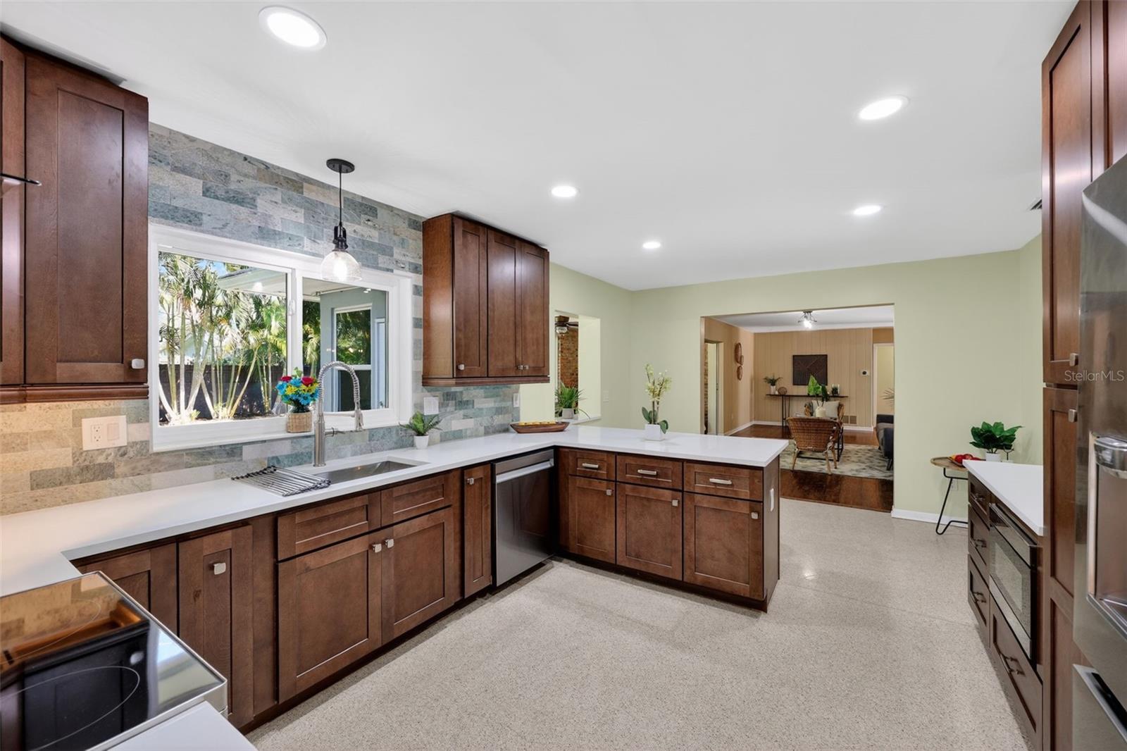 Listing photo id 17 for 2264 St Charles Drive