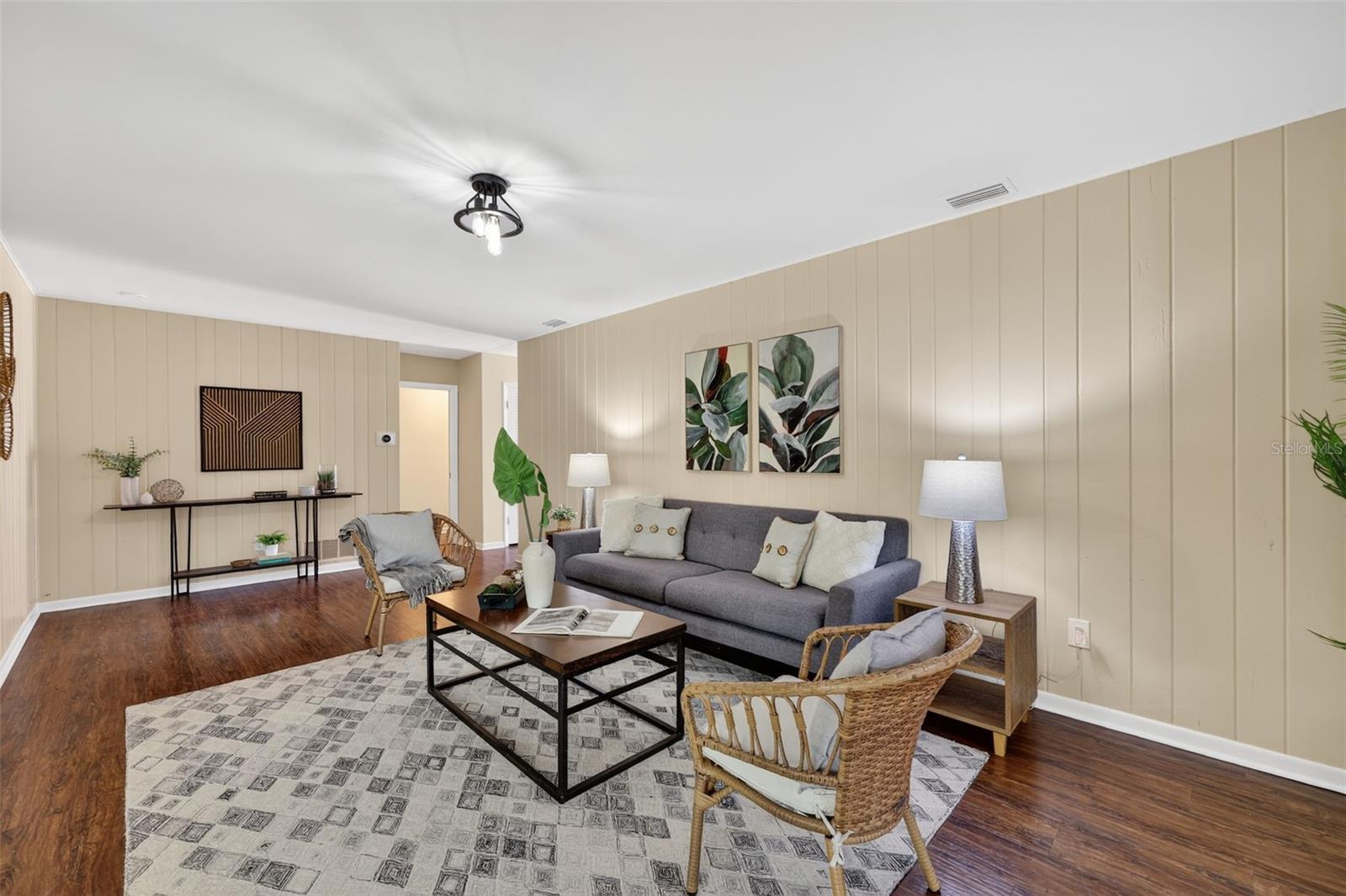 Listing photo id 3 for 2264 St Charles Drive