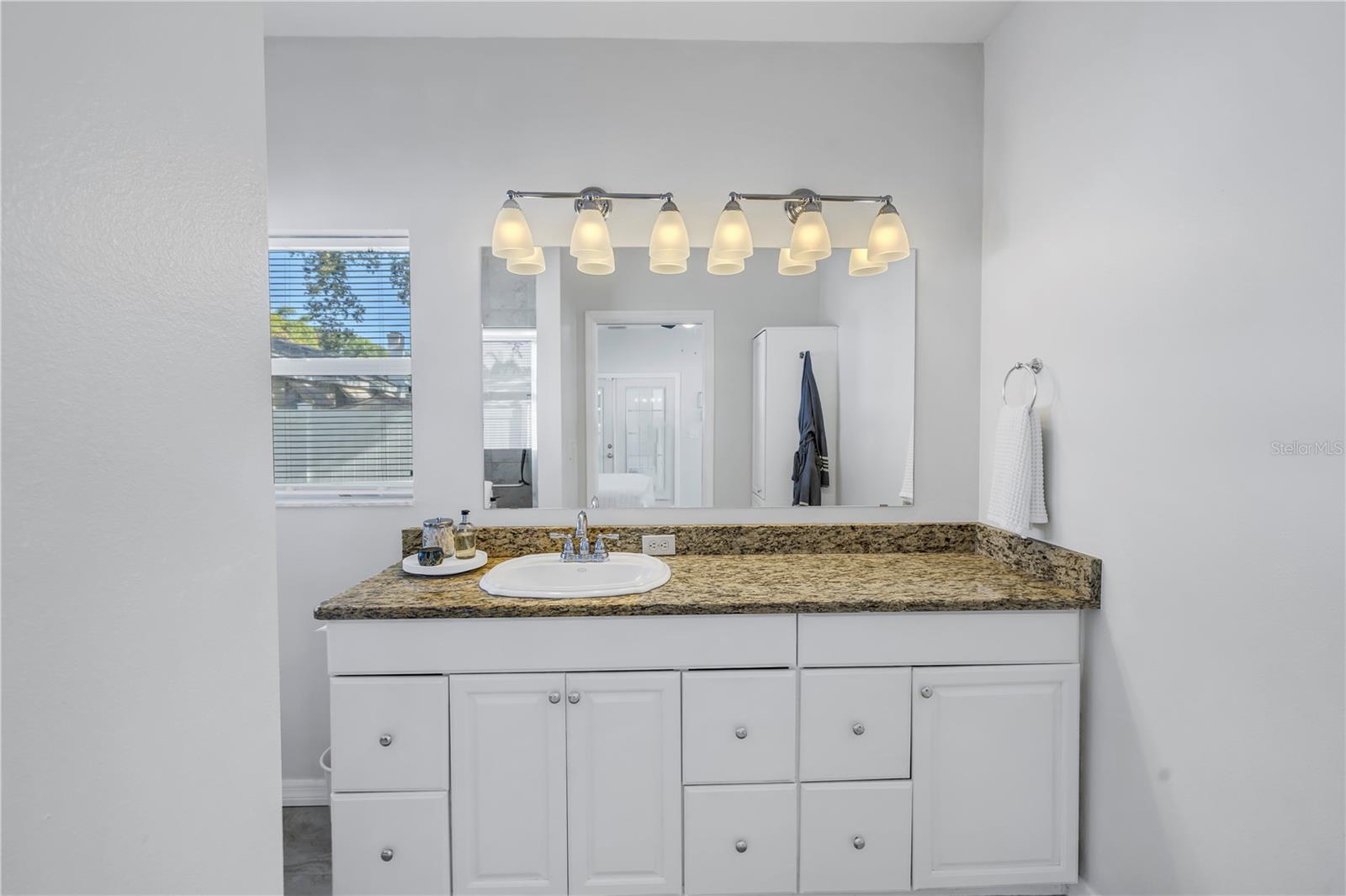 Listing photo id 15 for 140 31st Avenue N