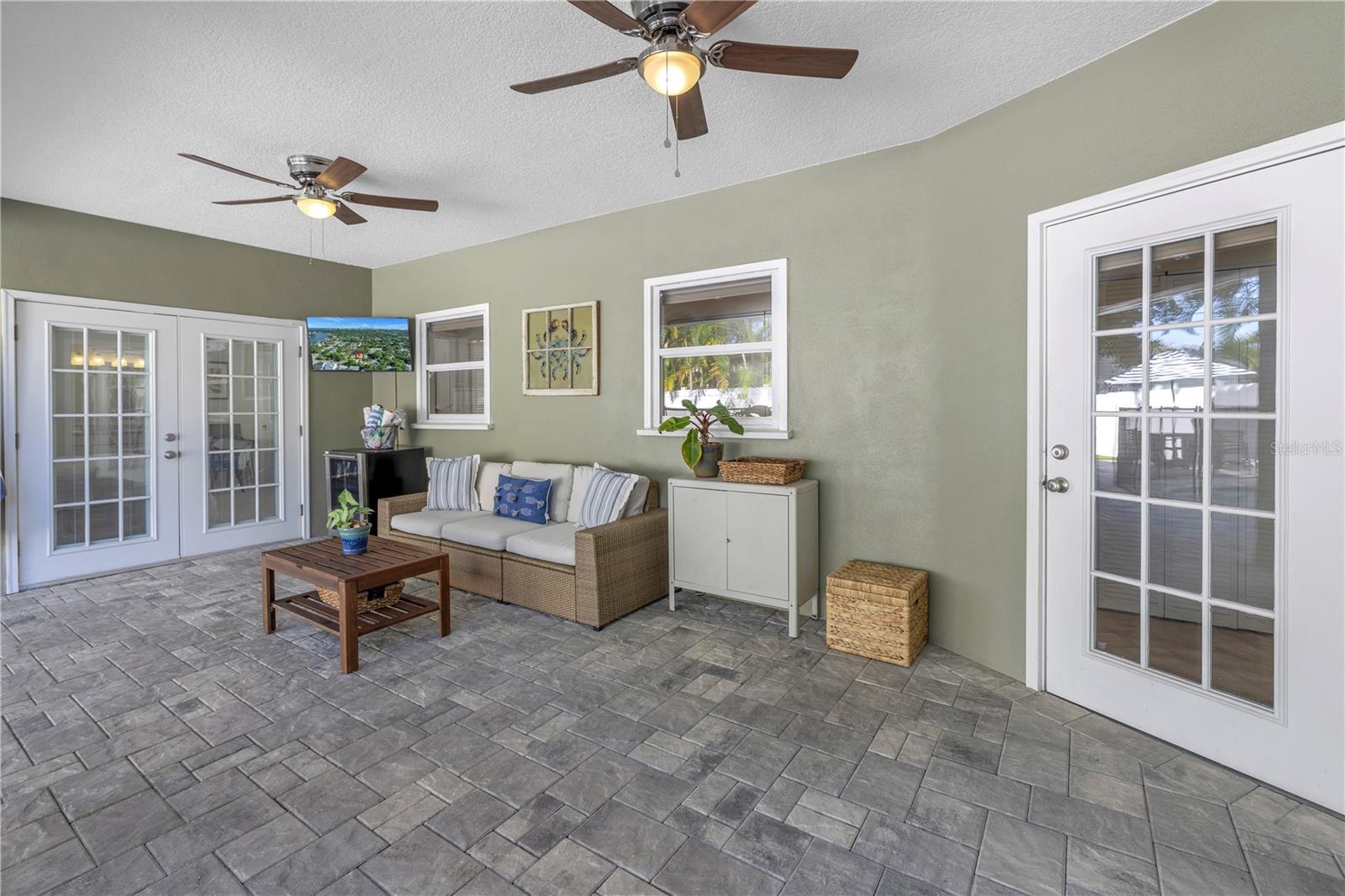 Listing photo id 18 for 140 31st Avenue N