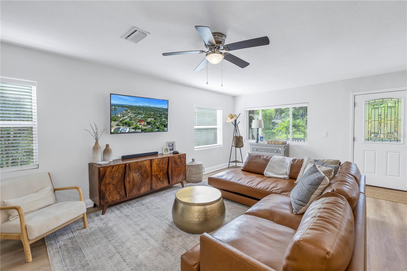 Listing photo id 2 for 140 31st Avenue N