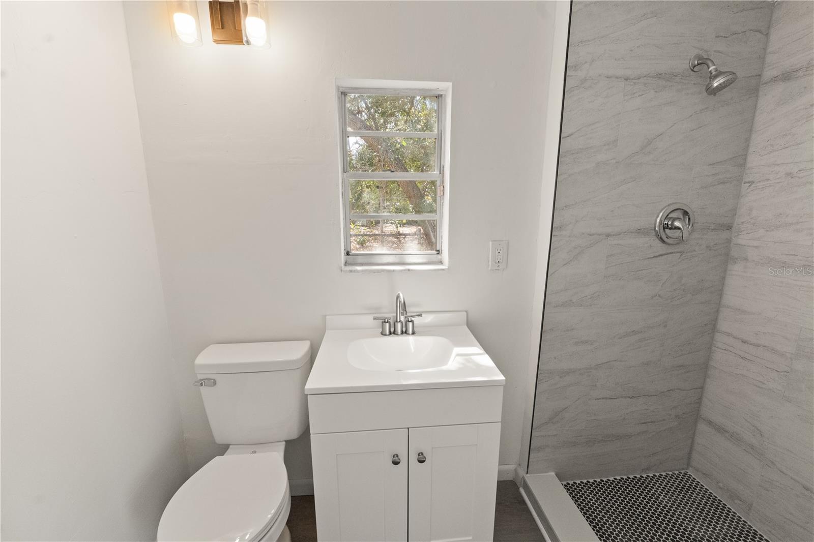 Listing photo id 9 for 6206 Lois Avenue