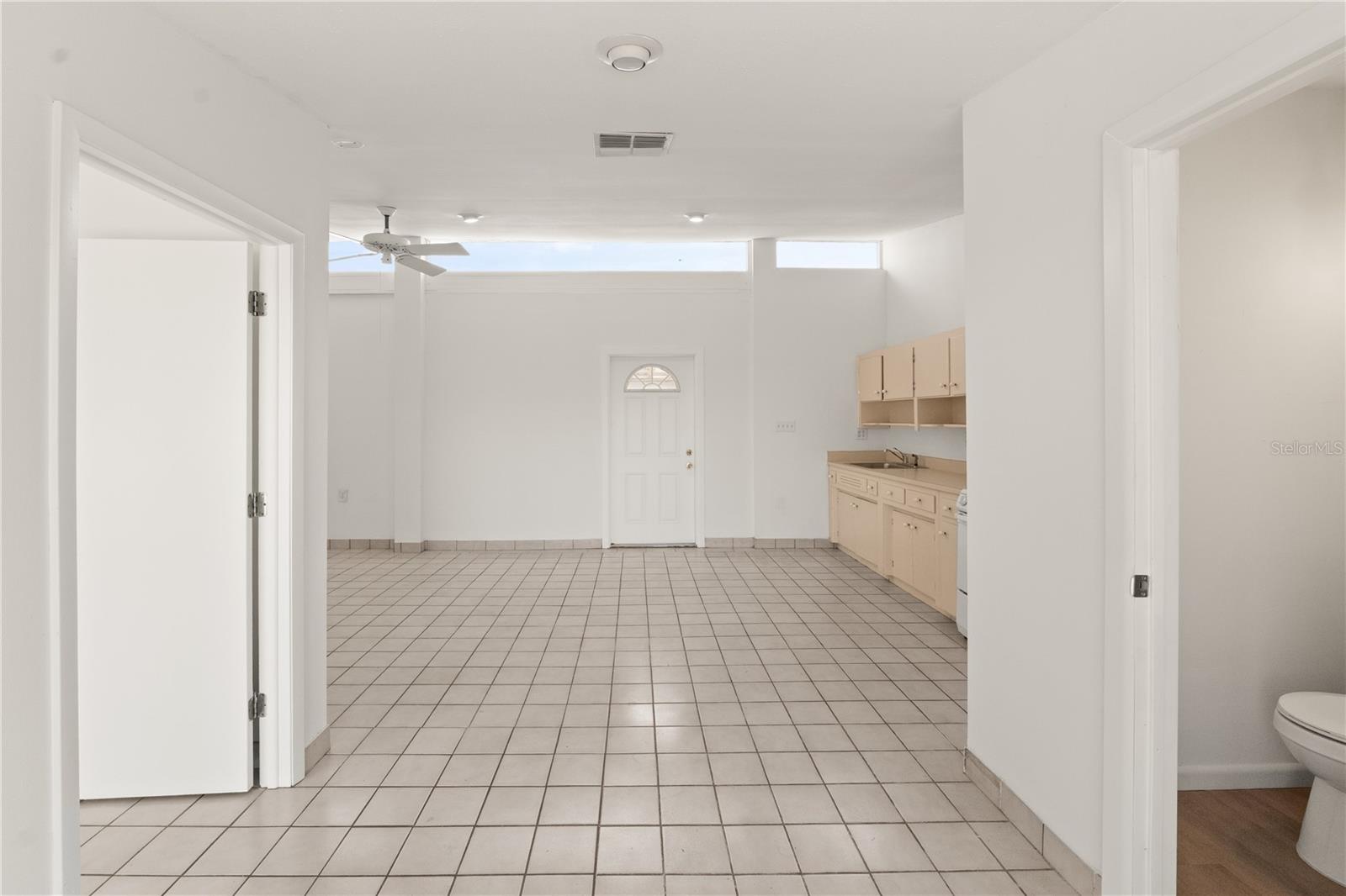 Listing photo id 10 for 6206 Lois Avenue