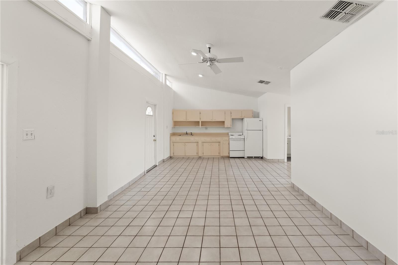 Listing photo id 11 for 6206 Lois Avenue