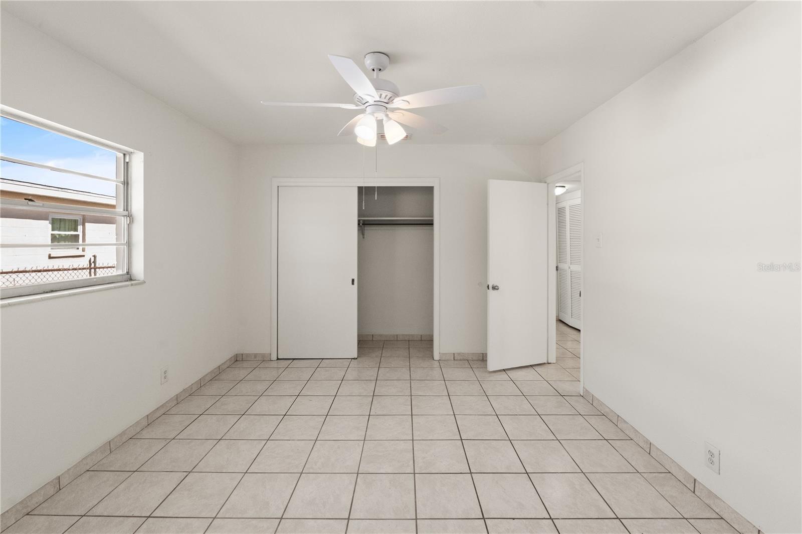 Listing photo id 13 for 6206 Lois Avenue