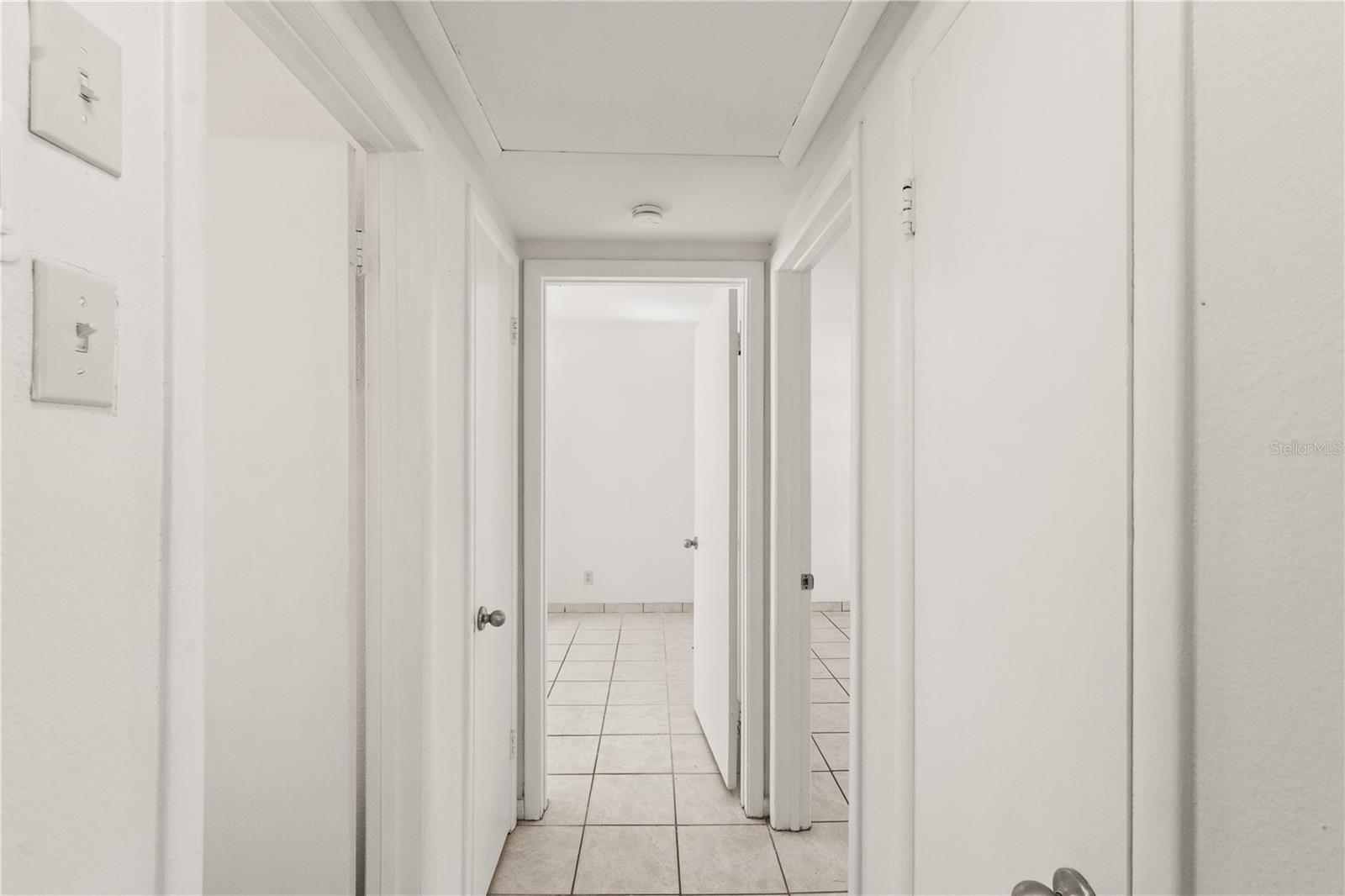 Listing photo id 16 for 6206 Lois Avenue