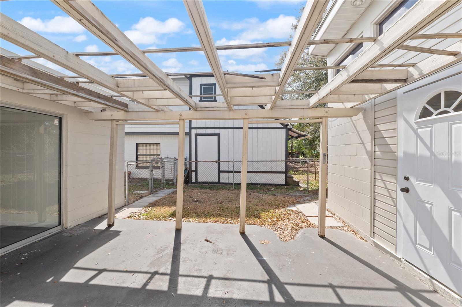 Listing photo id 19 for 6206 Lois Avenue