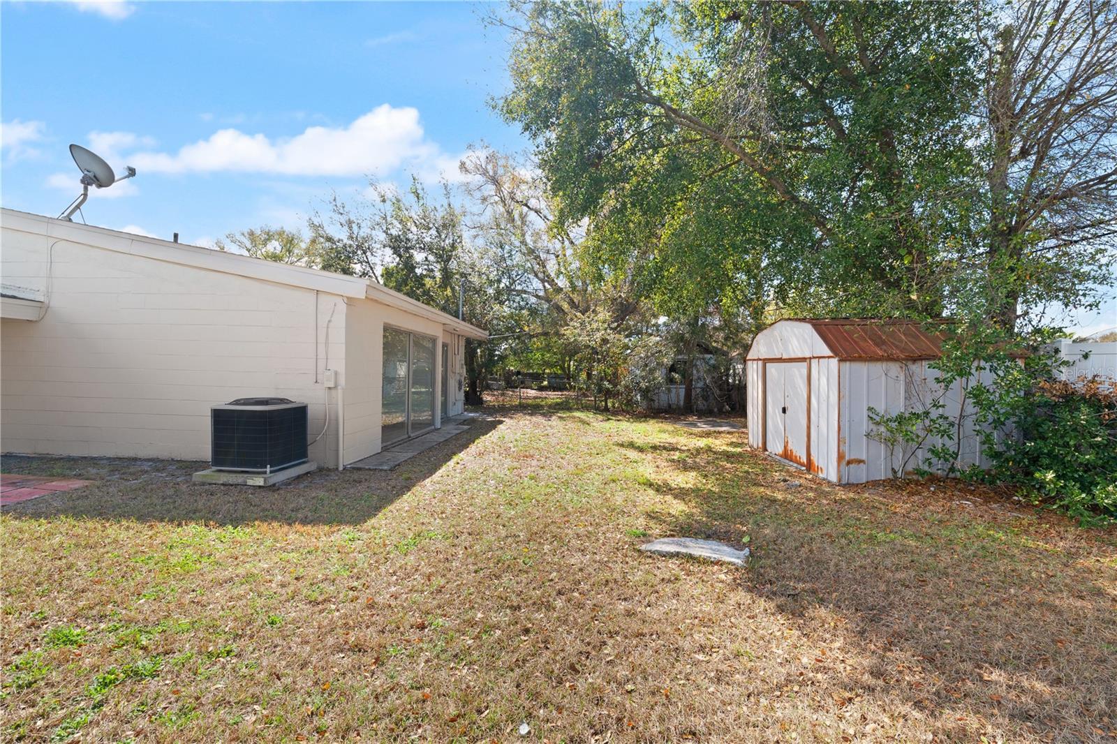 Listing photo id 20 for 6206 Lois Avenue