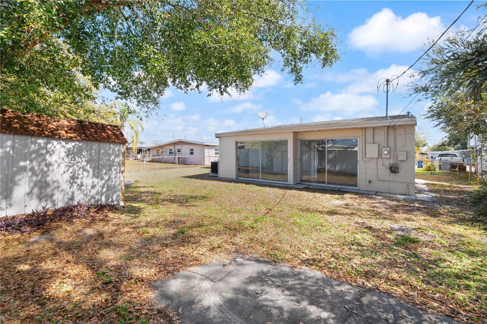 Listing photo id 21 for 6206 Lois Avenue