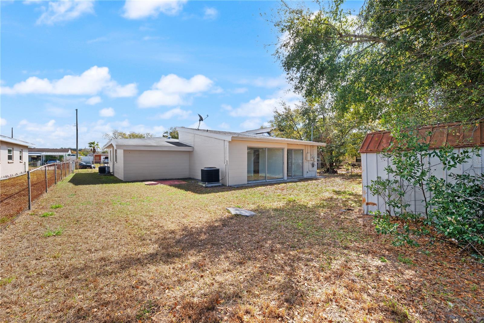 Listing photo id 22 for 6206 Lois Avenue