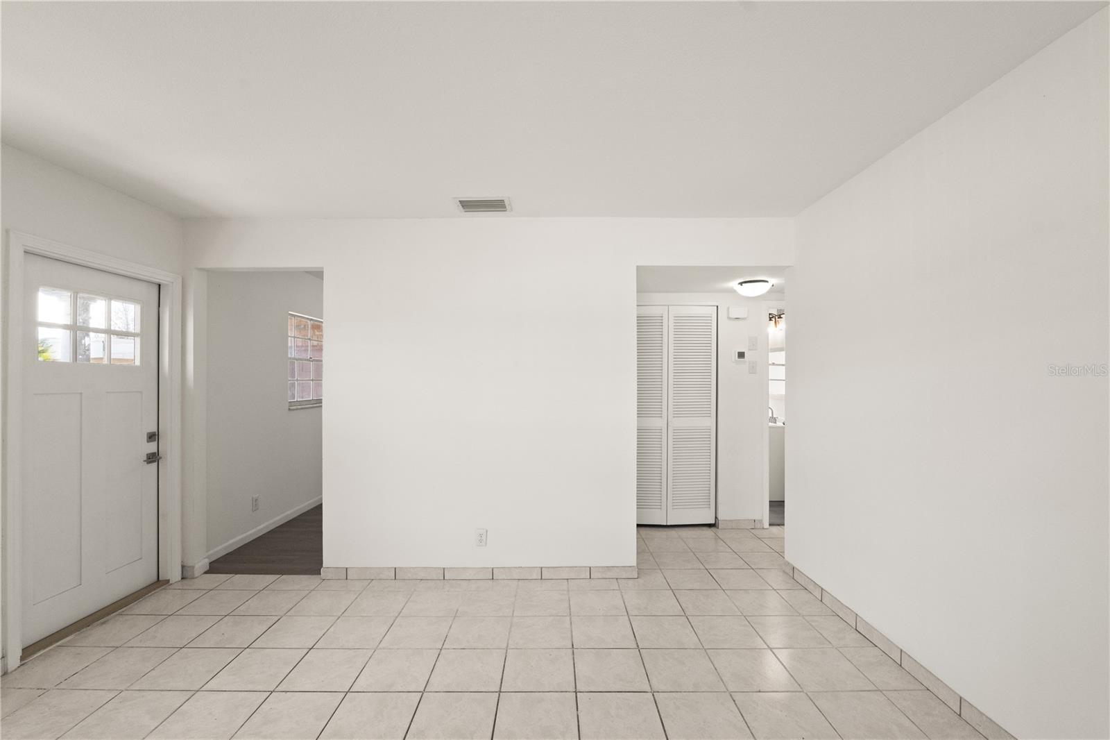 Listing photo id 1 for 6206 Lois Avenue