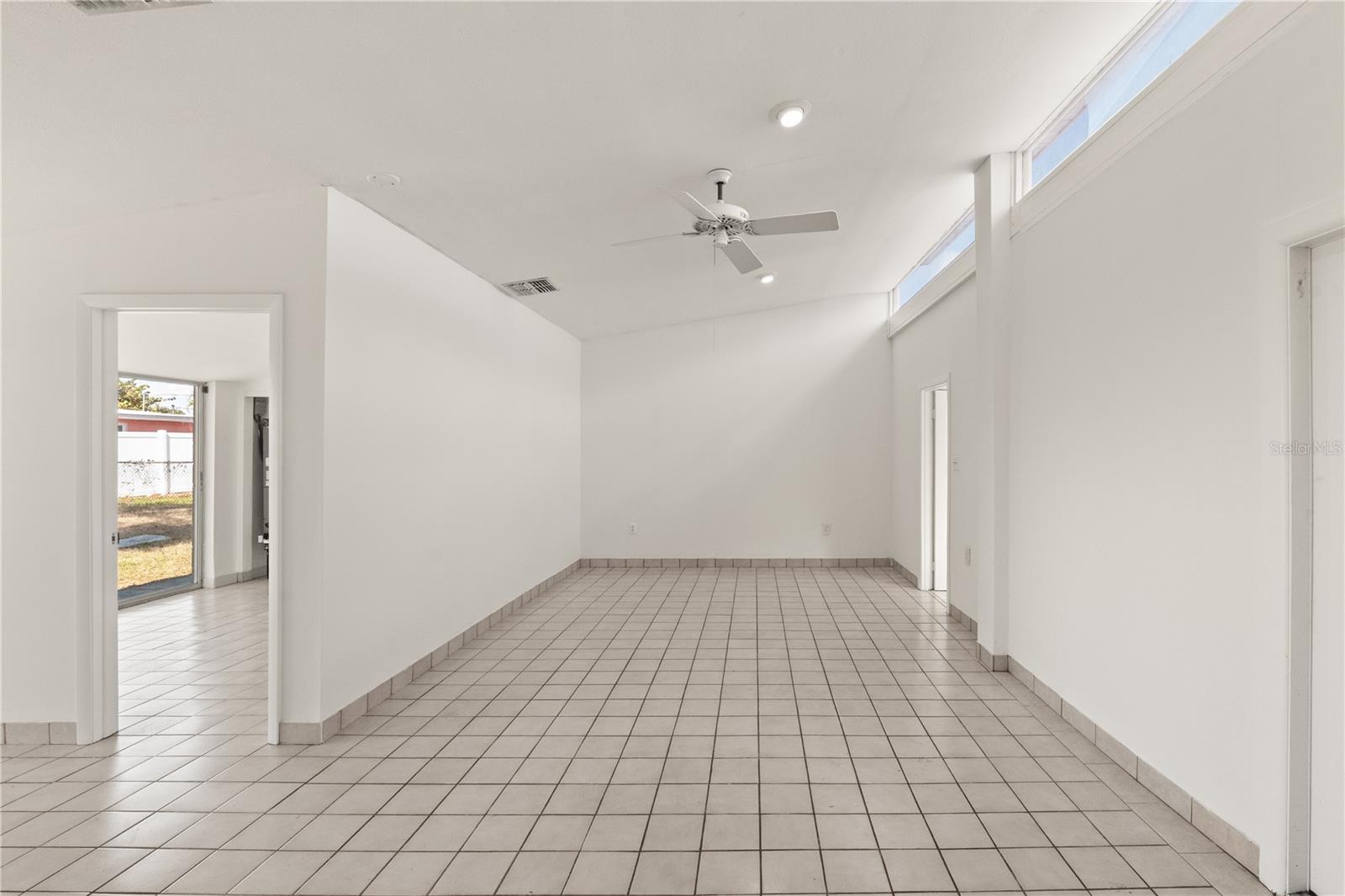 Listing photo id 2 for 6206 Lois Avenue