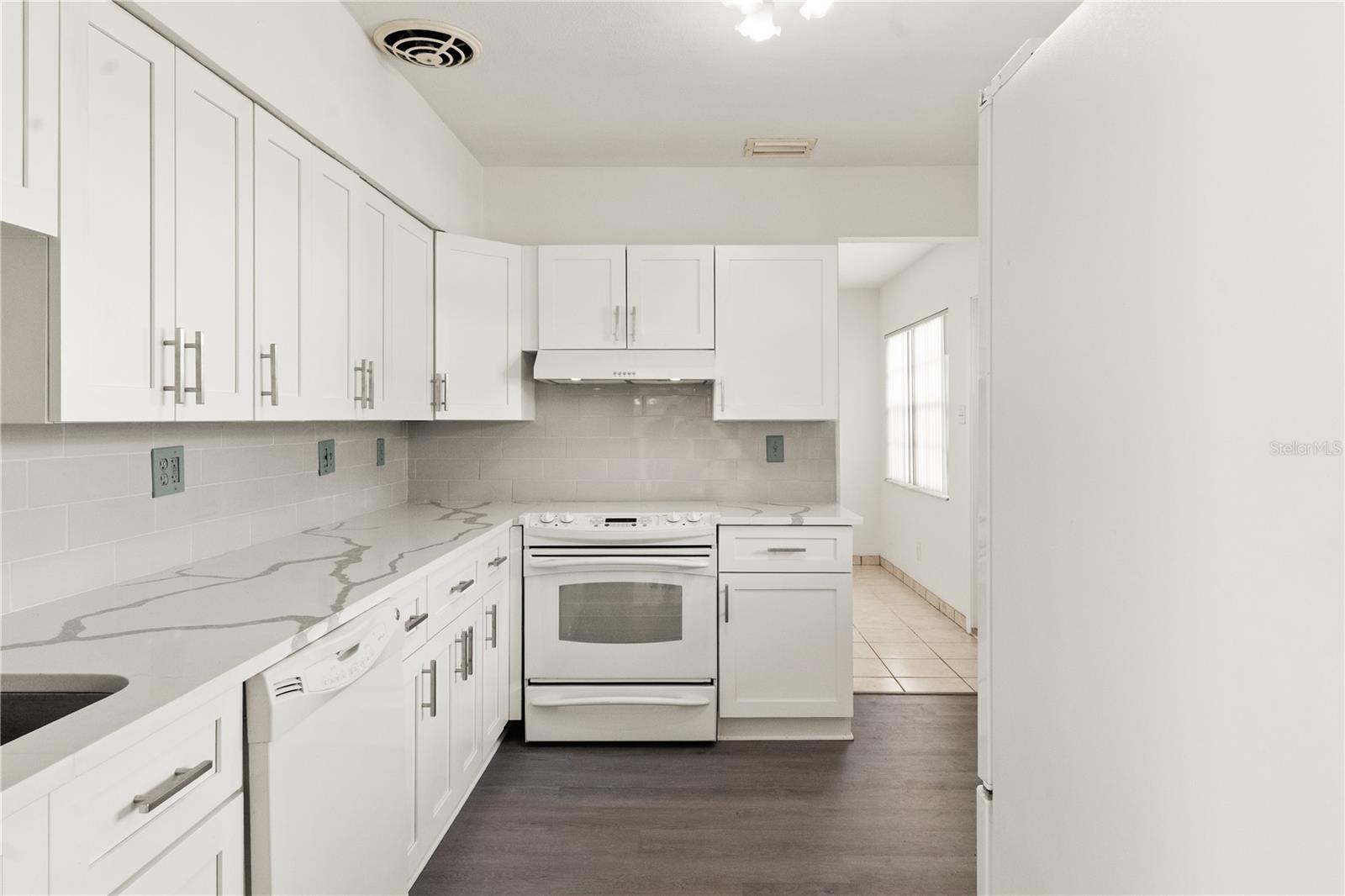 Listing photo id 3 for 6206 Lois Avenue