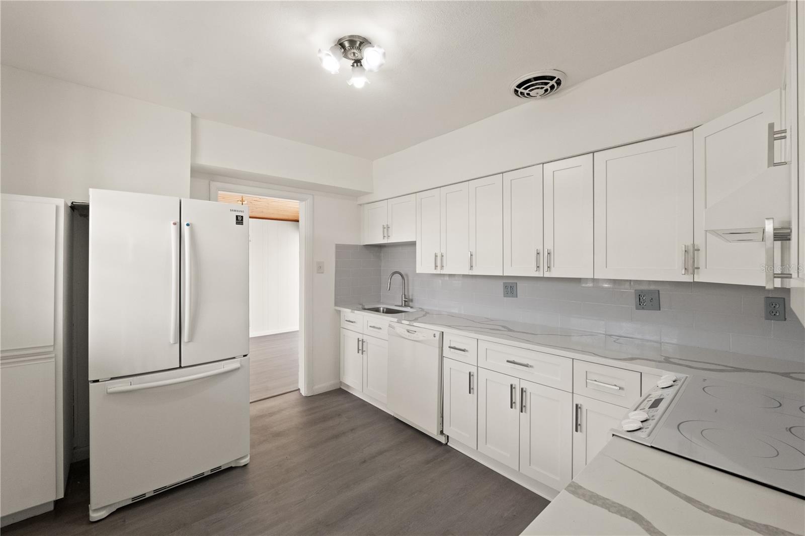 Listing photo id 4 for 6206 Lois Avenue