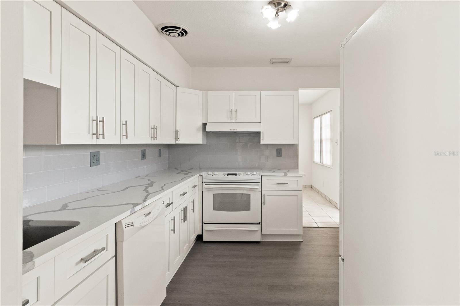 Listing photo id 5 for 6206 Lois Avenue