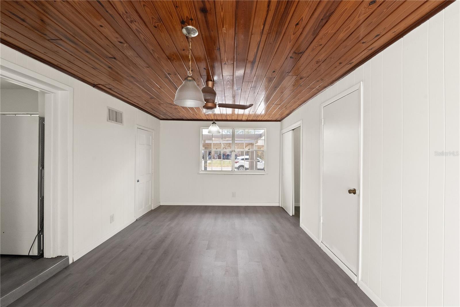 Listing photo id 7 for 6206 Lois Avenue