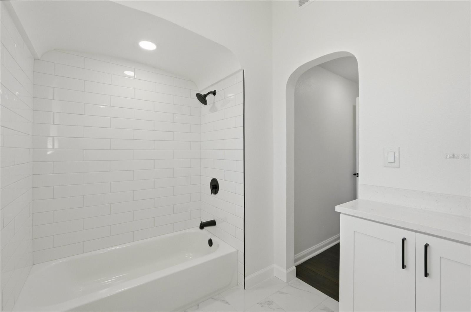 Image 21 of 30 For 913 Genesee Street