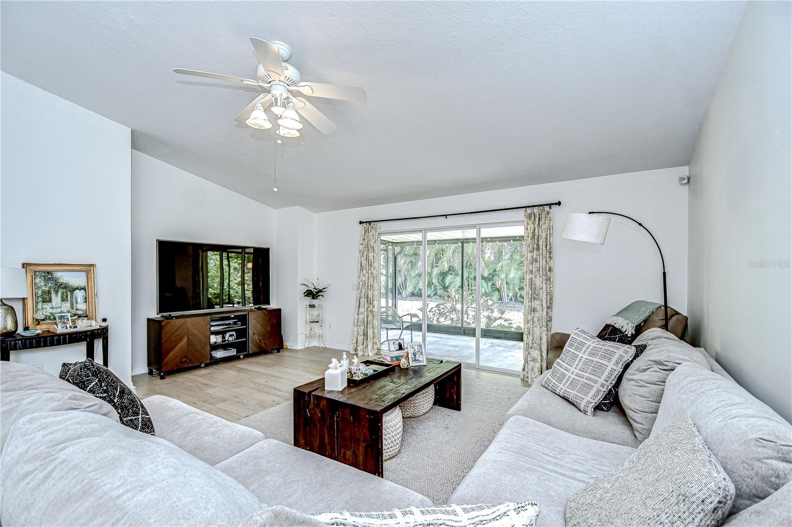 Image 12 of 38 For 7107 Colonial Lake Dr